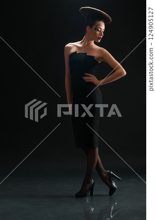 woman with disc coiffure 124905127