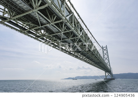 Akashi Kaikyo Bridge and Awaji Island seen from Maiko Park 124905436