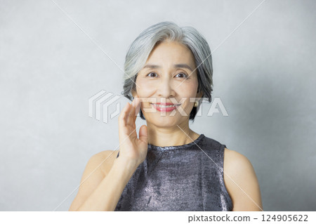A woman with gray hair 124905622