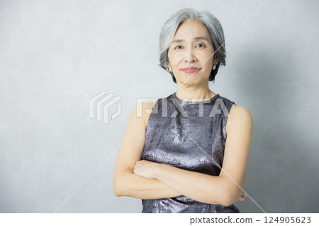 A woman with gray hair 124905623