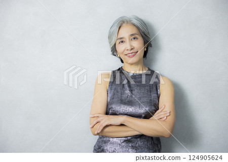 A woman with gray hair 124905624