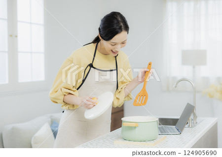 在廚房做飯的女人 124905690