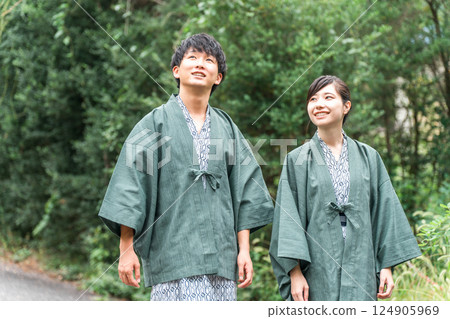 穿著浴衣去溫泉旅行的情侶 穿著浴衣去溫泉旅行的情侶 124905969