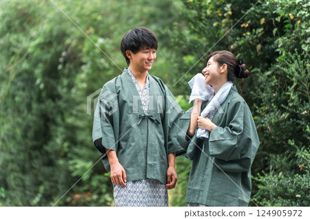 穿著浴衣去溫泉旅行的情侶 穿著浴衣去溫泉旅行的情侶 124905972