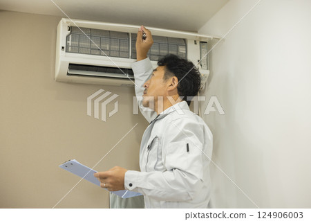 檢查空調的工人 124906003