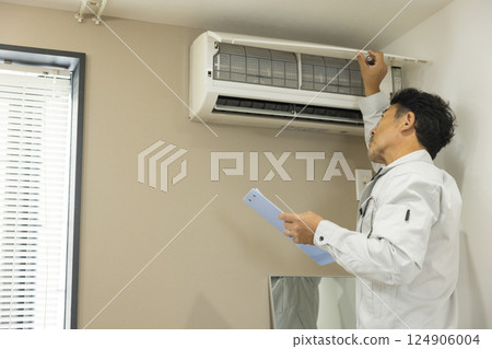 檢查空調的工人 124906004