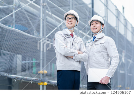 Male engineer working at a construction site. Filming cooperation: SKY Perfect Tokyo Media Center 124906107