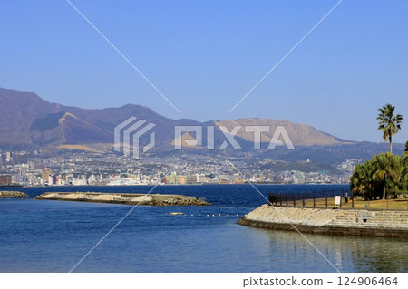 從田之浦海灘(大分市)眺望別府市 從田之浦海灘(大分市)眺望別府市 124906464