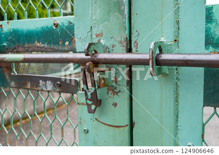 A bar attached to a wire mesh door 124906646