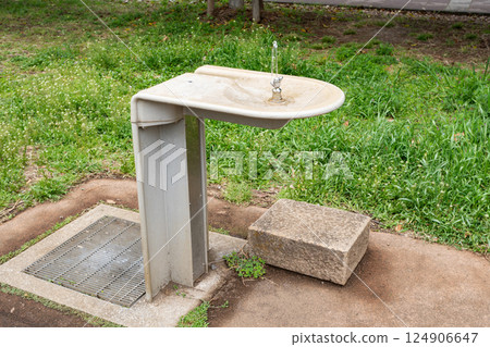 公園裡有飲水機,孩子可以喝水。 公園裡有飲水機,孩子可以喝水。 124906647