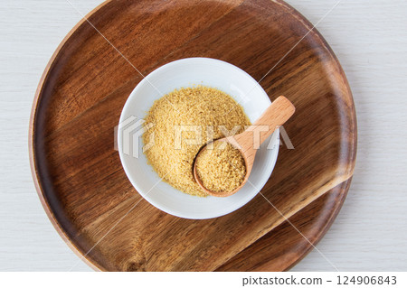 Japanese mustard 124906843