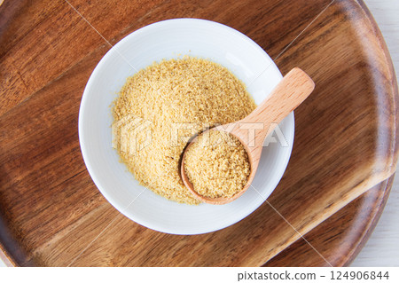 Japanese mustard 124906844