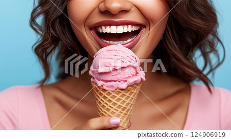 女人吃草莓冰淇淋 女人吃草莓冰淇淋 124906919
