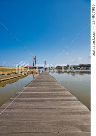 Spring has come and the scenery around Lake Kitagata is covered in cherry blossoms Spring has come and the scenery around Lake Kitagata is covered in cherry blossoms 124907999