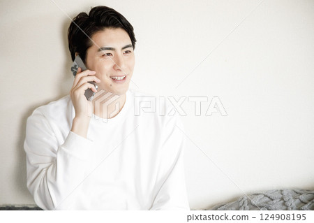 一位男士稱讚他的伴侶 124908195