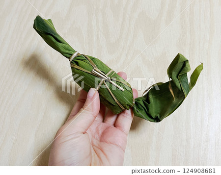 手捧著竹葉團子 124908681