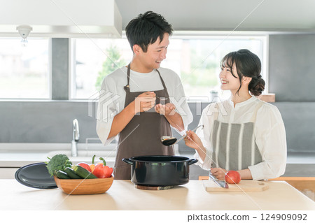 夫婦、男人和女人烹飪和品嚐食物(廚房) 夫婦、男人和女人烹飪和品嚐食物(廚房) 124909092