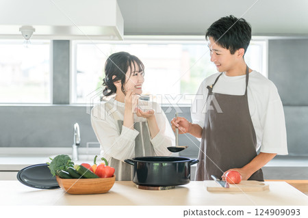 Couple, man and woman cooking and tasting food (kitchen) 124909093