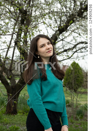 Portrait of confident beautiful 30-year-old woman in spring park 124909298