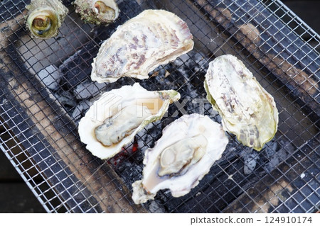 BBQ Seafood Turban shells and oysters 124910174