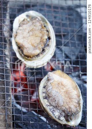 BBQ Seafood Turban shells and oysters 124910176