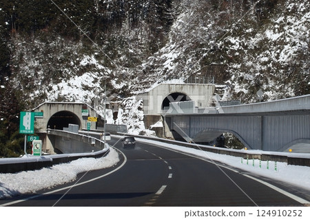 Nagara River, Kozeko Tunnel, Tokai Hokuriku Expressway [Gujo City, Gifu Prefecture] 124910252