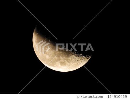 有隕石坑的新月 124910439