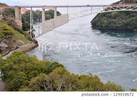 櫻花、西海大橋、井浦海峽的漩渦 櫻花、西海大橋、井浦海峽的漩渦 124910672