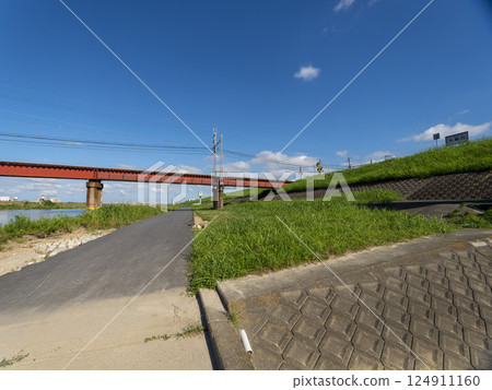 Fresh greenery on the Yamato River bank and the railway bridge on Kintetsu Railway's Myoji Line Fresh greenery on the Yamato River bank and the railway bridge on Kintetsu Railway's Myoji Line 124911160