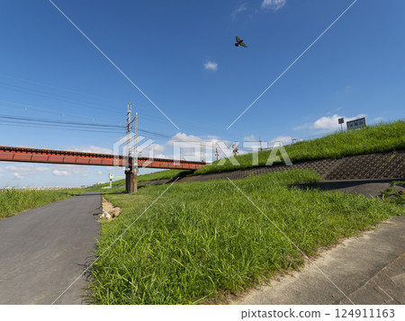 大和川河岸的新綠和近鐵明治線的鐵路橋 124911163