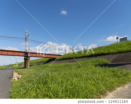 大和川河岸的新綠和近鐵明治線的鐵路橋 124911164