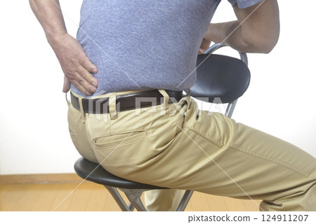 Old man suffering from back pain 124911207