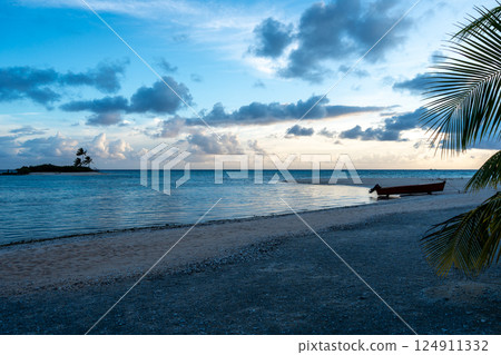 Serene sunset on a tropical beach in Tikehau, French Polynesia 124911332