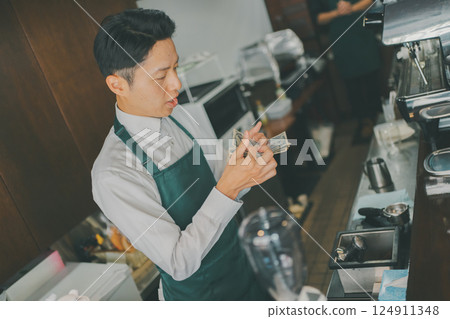 收款台 現金 咖啡館 124911348