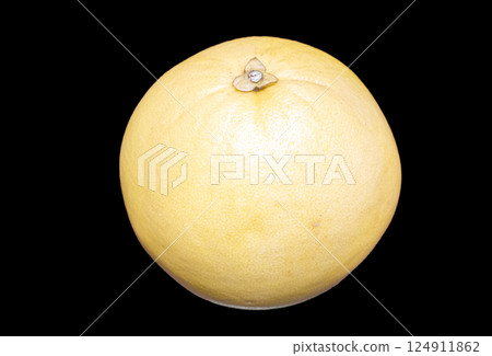 黑色背景中大而新鮮的白色柚子 124911862