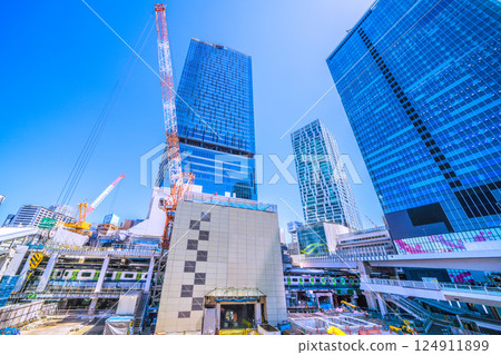 日本東京城市景觀：關閉的建築物......新的西出口入口/出口通道在左後方......再見澀谷站西口=第 9 124911899