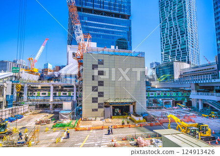 日本東京城市景觀:關閉的建築物......新的西出口入口/出口通道在左後方......再見澀谷站西口=第 9 日本東京城市景觀:關閉的建築物......新的西出口入口/出口通道在左後方......再見澀谷站西口=第 9 124913426