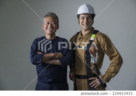 Seniors and young people working on the front lines 124913451