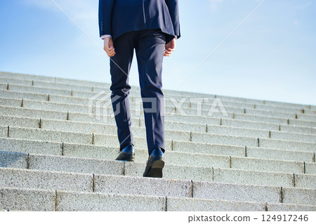 商業形象：穿西裝的男人爬樓梯的腳 124917246