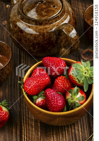Fresh organic strawberries tea. 124918158