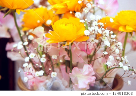 Ranunculus, Gypsophila and Sweet Pea Ranunculus, Gypsophila and Sweet Pea 124918308