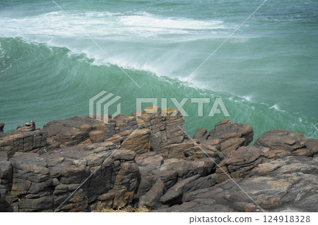 The beach where the waves hit 124918328