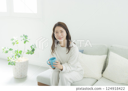 一個女人在一個房間裡喝咖啡 124918422