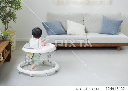 嬰兒在學步車上行走 124918432