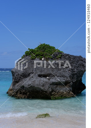 藍色的大海和大石頭 藍色的大海和大石頭 124918460