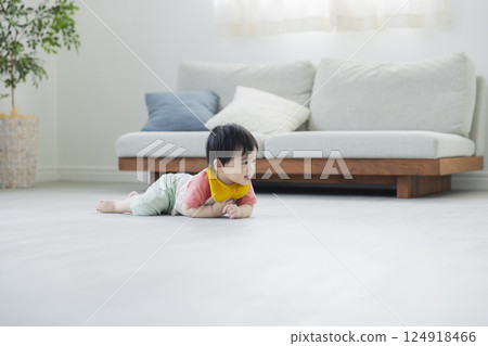 Crawling baby Crawling baby 124918466