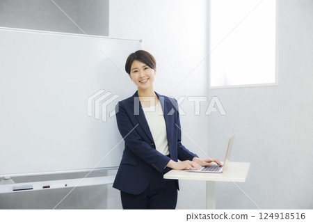 Young woman giving a presentation 124918516