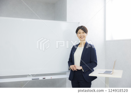 Young woman giving a presentation 124918520