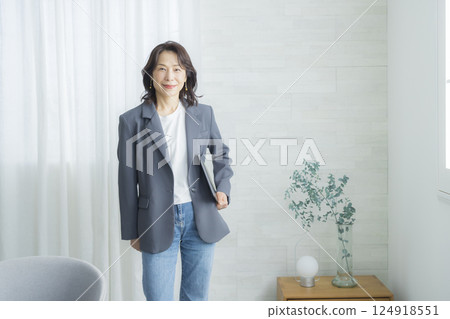 Office casual middle woman Office casual middle woman 124918551