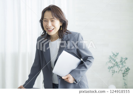 辦公室休閒中間女人 124918555